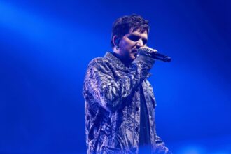 Adam Lambert. Crédito: Coco Amos.