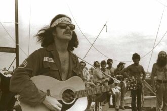 Joe McDonald no Woodstock em 1969.Crédito:.Bear Family Records.