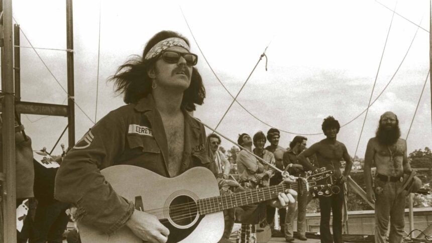 Joe McDonald no Woodstock em 1969.Crédito:.Bear Family Records.