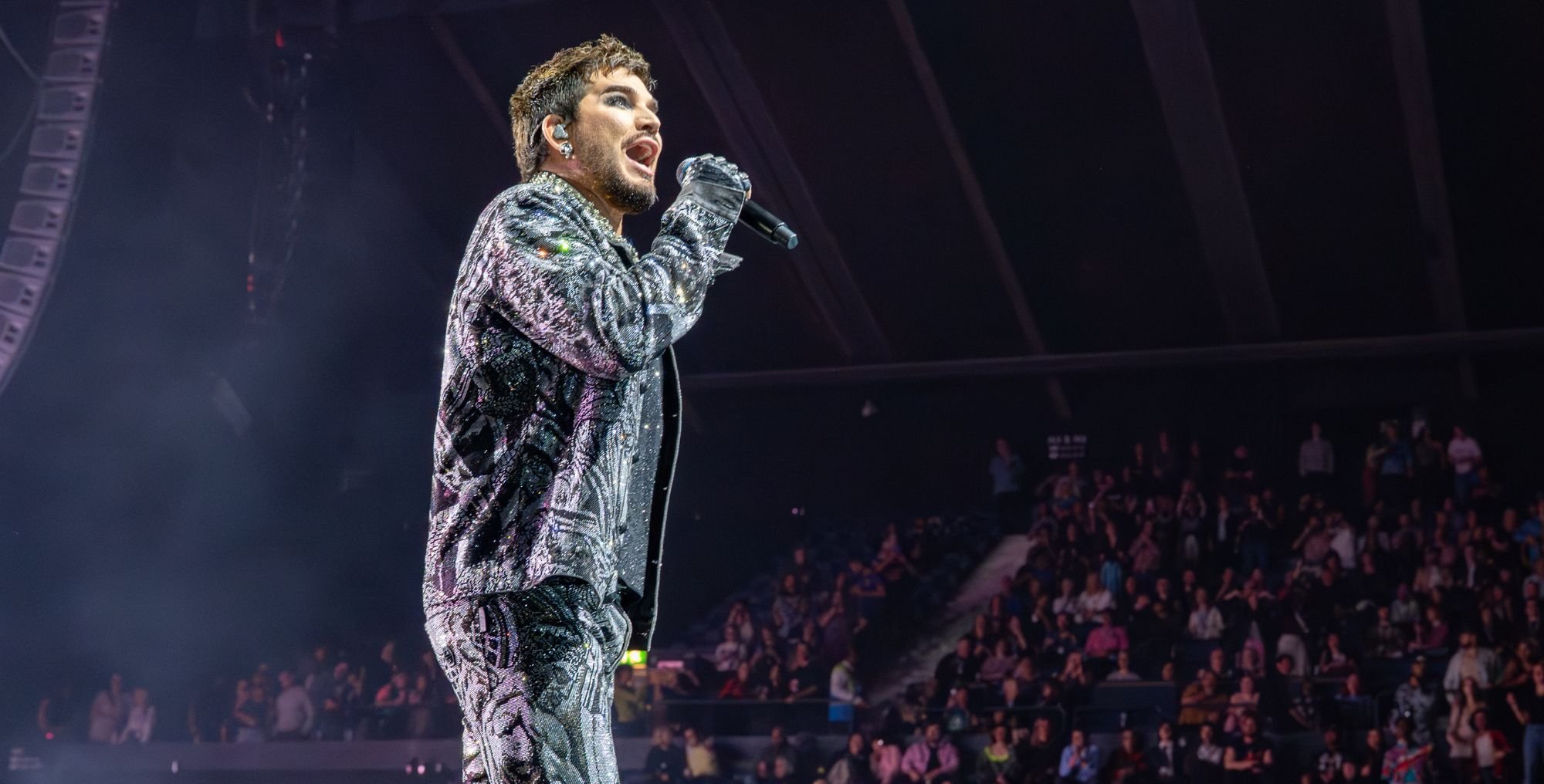 Adam Lambert reflete sobre o Mês do Orgulho LGBTQ+ e lança novo álbum “Adam”