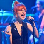 Hayley Williams. Crédito: Todd Owyoung/NBC/Getty Images.