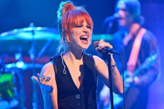 Hayley Williams. Crédito: Todd Owyoung/NBC/Getty Images.