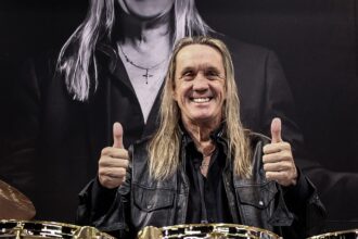 Nicko McBrain. Crédito: Reprodução.