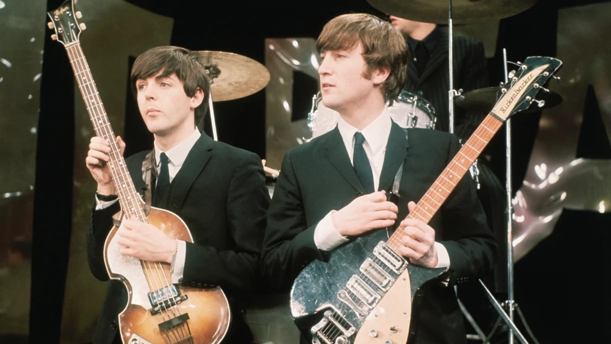 Paul McCartney e John Lennon em 1964. Crédito: UPI/Bettmann Archive/Getty Images