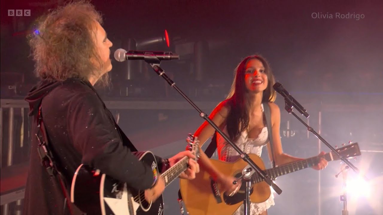 Robert Smith e Olivia Rodrigo. Crédito: Reprodução Youtube.