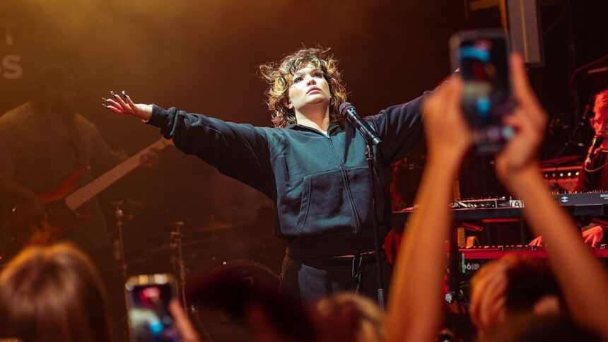 Lola Young. Crédito: Raph_PH/Wikimedia Commons