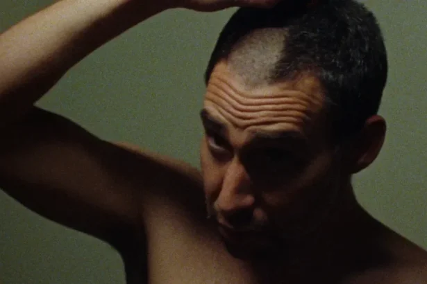 Bleachers. Crédito: Jack Antonoff in the music video for ' 'The Van.'.