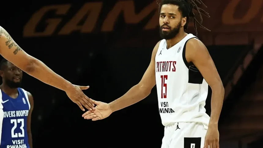 J. Cole. Crédito: Nicole Sweet/BAL/Basketball Africa League/Getty Images.