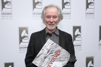 Klaus Voormann. Crédito: Rebecca Sapp/WireImage/The Recording Academy/Getty Images