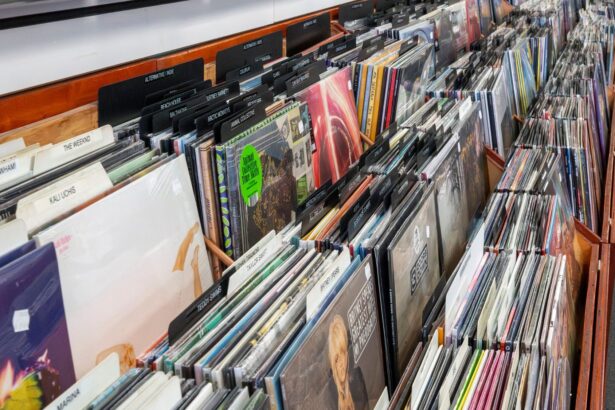 Lewis Capaldi. Crédito: Variety of new and used vinyl albums in a store. Kirk Sides/Houston Chronicle via Getty Images.