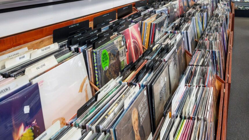 Lewis Capaldi. Crédito: Variety of new and used vinyl albums in a store. Kirk Sides/Houston Chronicle via Getty Images.
