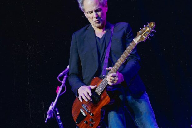 Lindsey Buckingham. Crédito: faroutmagazine.co.uk.