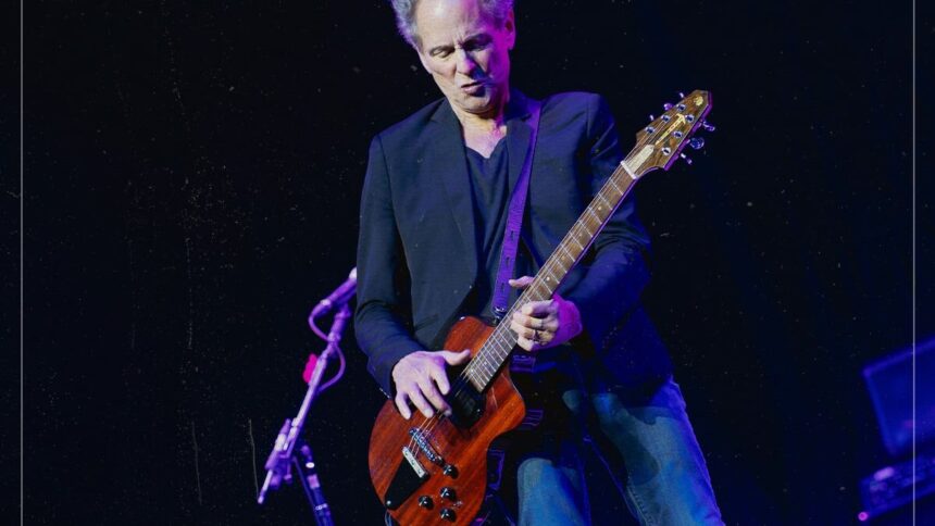 Lindsey Buckingham. Crédito: faroutmagazine.co.uk.