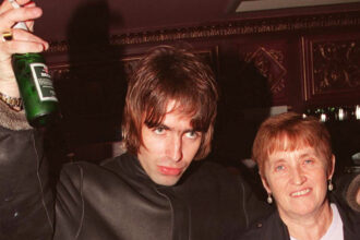 Oasis. Crédito: Liam Gallagher and his mother, Peggy. Dave Hogan/Getty.