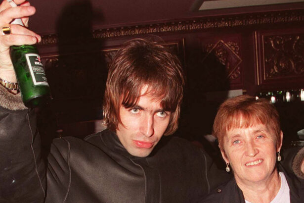 Oasis. Crédito: Liam Gallagher and his mother, Peggy. Dave Hogan/Getty.