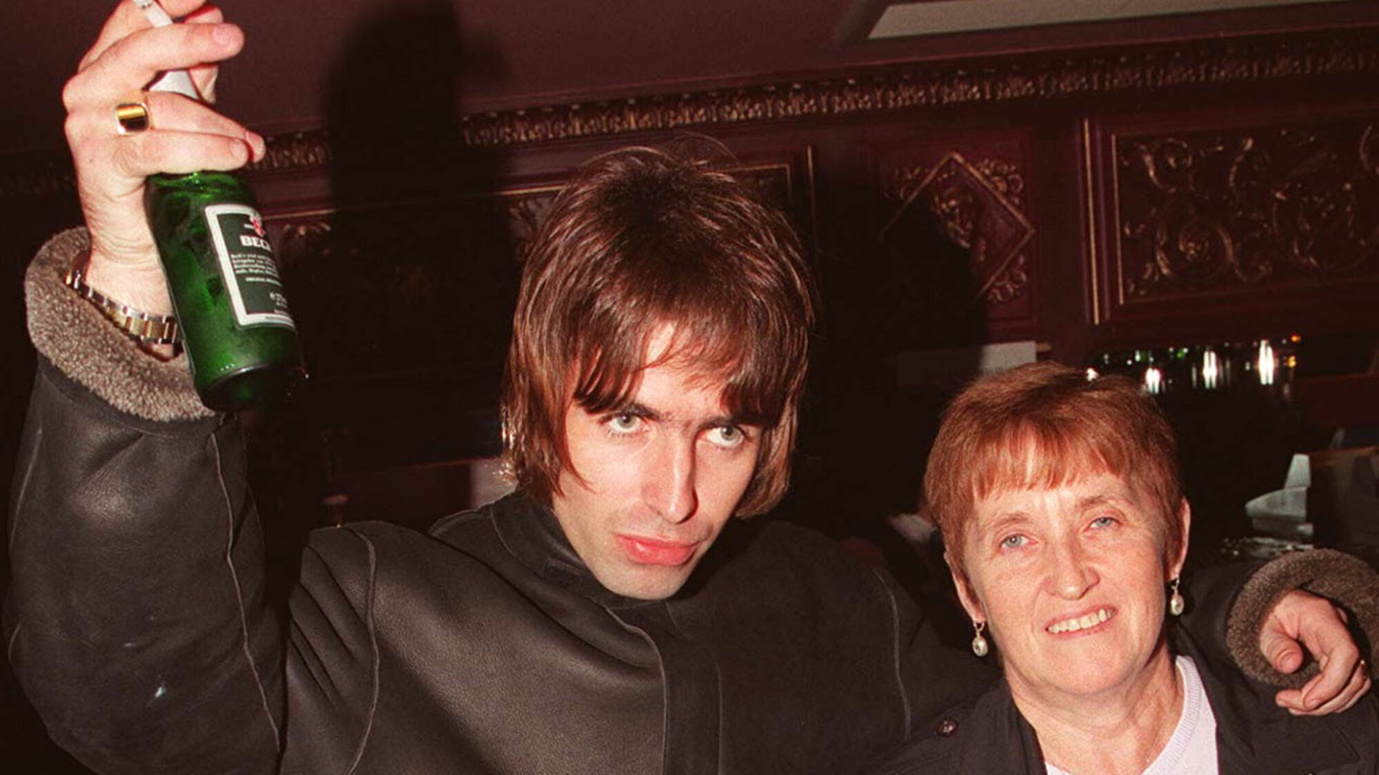 Oasis. Crédito: Liam Gallagher and his mother, Peggy. Dave Hogan/Getty.