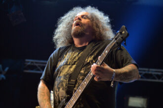 Shane Embury. Crédito: Stéphane Mahot.