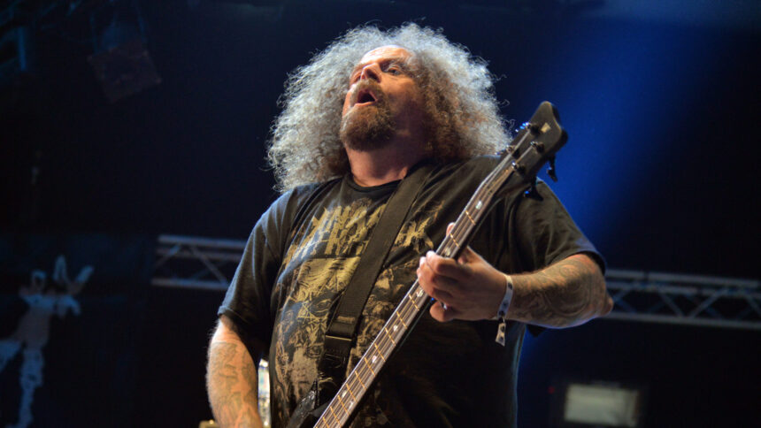 Shane Embury. Crédito: Stéphane Mahot.