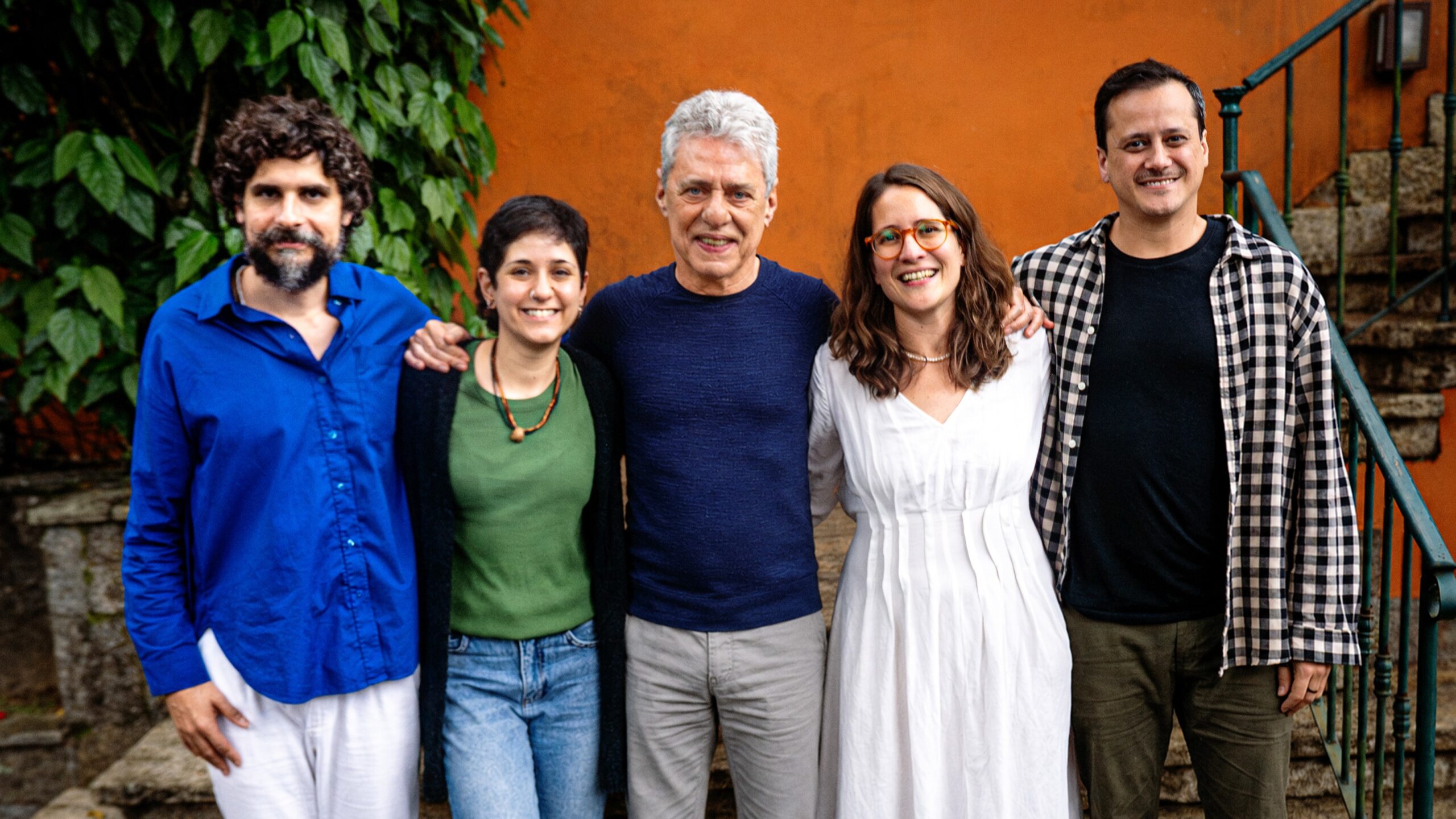 Os Escafandristas e Chico Buarque. Crédito: Isabela Espíndola