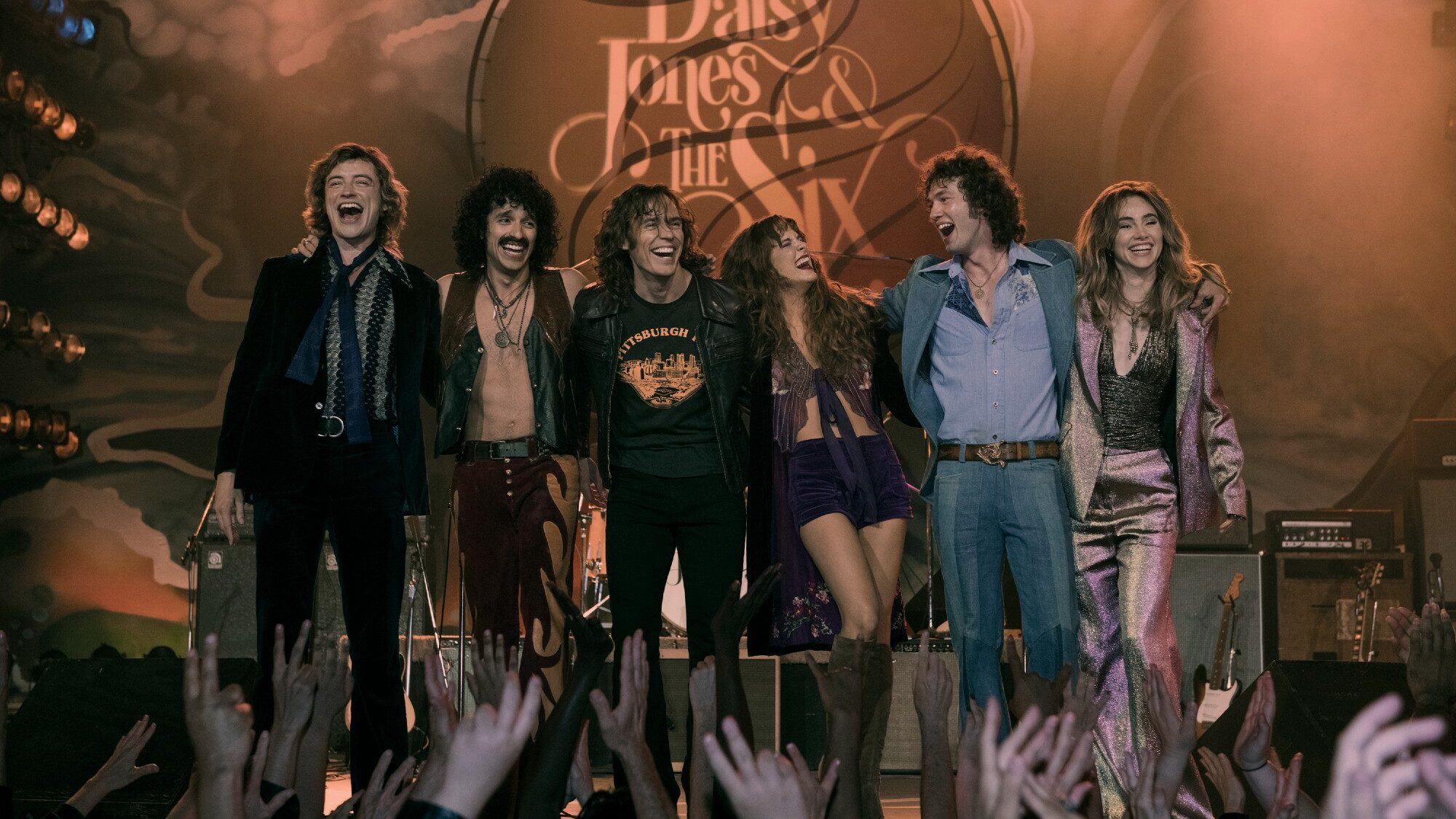 Suki Waterhouse revela inspiração musical em “Daisy Jones And The Six” e novo álbum